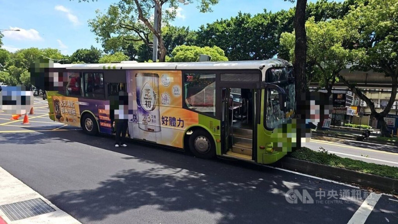 台北市士林區2日中午發生一輛260路線公車自撞路樹事故，公車車頭受損、擋風玻璃碎裂，事發時車上有12名乘客，其中6人因此擦挫傷，送醫治療均無礙；肇事駕駛排除酒駕，疑精神恍惚釀禍。（翻攝照片）中央社記者黃麗芸傳真  114年6月2日   