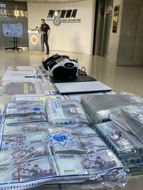 警政署刑事局2日舉行破案記者會，指出虛擬貨幣交易平台「幣想科技公司」涉嫌與詐團勾結協助洗錢，已知近千人受害、總財損約新台幣17億元，警方共執行2波拘提行動，逮12嫌送辦。中央社記者黃麗芸攝  114年6月2日   