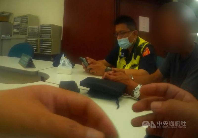台中77歲陳姓男子近日諸事不順，在網路看到一則改運成功廣告，聲稱「隔空作法」即可消災解厄，到銀行要匯相關費用，行員詢問細節他卻無法交代，警方到場識破為詐騙手法，成功阻詐。（翻攝照片）中央社記者蘇木春傳真  114年6月2日   