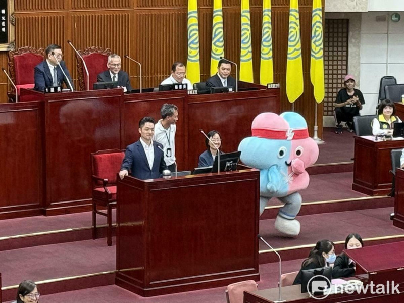 世壯運吉祥物「壯寶」今現身議會，與台北市長蔣萬安一起備詢。   圖：周煊惠 / 攝