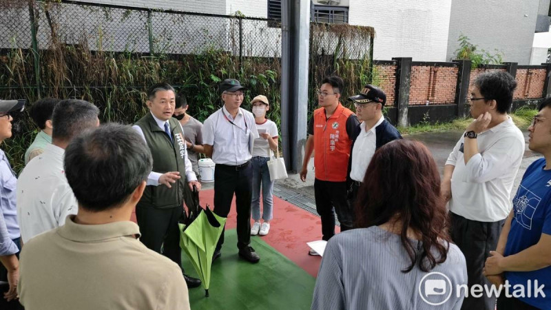 立委王定宇今日邀請台南市議員陳皇宇、台電、台南市政府相關單位和當地區里長到關廟運動公園，就關廟鄉親期待近4年之久的風雨球場進行會勘。   圖：王定宇服務處提供