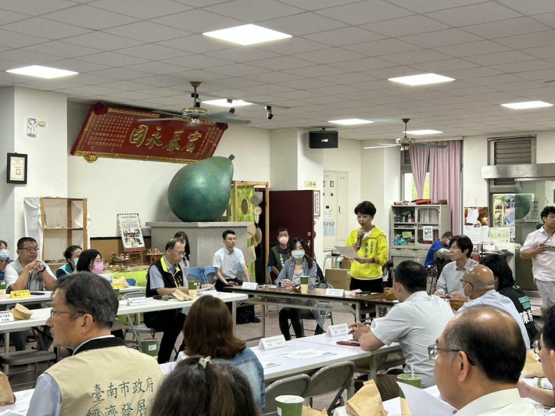 立委陳亭妃今日參與立法院「台南地區經濟建設概況」考察行程,接連針對柳營、下營、善化、大內等4區的地方創生計畫進行診斷,並要求各主管機關於一個月內協助地方政府及提案單位修正計畫內容,再送交國發會審議通過。 圖:陳亭妃服務處提供