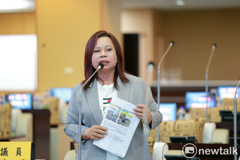 台南市議員曾培雅今日於市政總質詢，向台南市長黃偉哲強力爭取「東停28立體多目標停車場」於市長任期內拍板定案，啟動東區行政中心整體規劃。   圖：黃博郎／攝