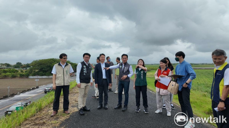立法院交通委員會立委林俊憲會同交通部部長陳世凱，國土署、水利署，台南交通局、工務局及立委郭國文等人會勘，實際了解工程規劃狀況，力促南41線延伸工程盡速進行。   圖：林俊憲服務處提供