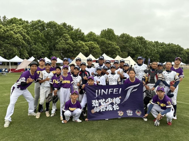 桃園市代表台灣參加小馬少棒亞太區賽事，2日依序以17比0、4局擊敗上海宏文勇士隊，以及3比0擊敗北京勁飛猛虎隊，順利拿下單日2連勝。圖為賽後球隊合影。（球隊提供）中央社記者謝靜雯傳真  114年6月2日   