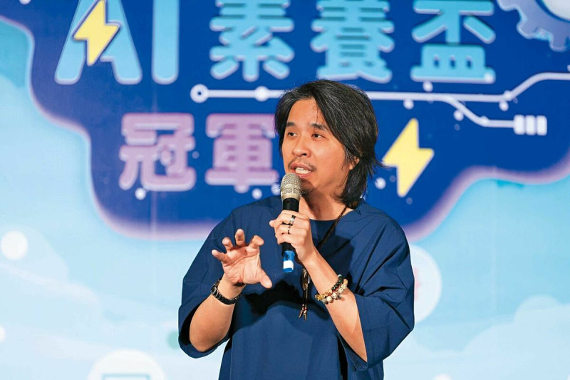 教育部次長葉丙成日前才因捲入性平事件遭調查，如今又遭人投訴未利益迴避、涉嫌圖利。圖為他現身2024「AI素養盃」總決賽頒獎。   圖：AI素養盃主辦單位提供