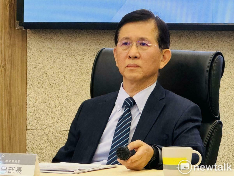 數位發展部長黃彥男今（3）日召開上任週年記者會，回顧過去一年來的施政成果，並說明未來政策方向。   圖：謝莉慧/攝