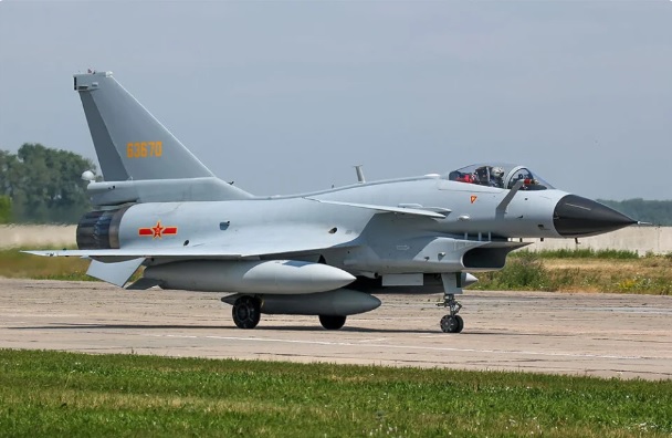印軍陣風戰機日前遭巴基斯坦殲-10CE 擊落的消息，對世界戰機市場造成巨大的衝擊。近期有美媒爆料稱，印尼可能購買二手殲-10 戰機，以迅速填補該國空軍的戰力。圖為殲-10 戰機。   圖：翻攝自 騰訊網 陶慕劍觀察