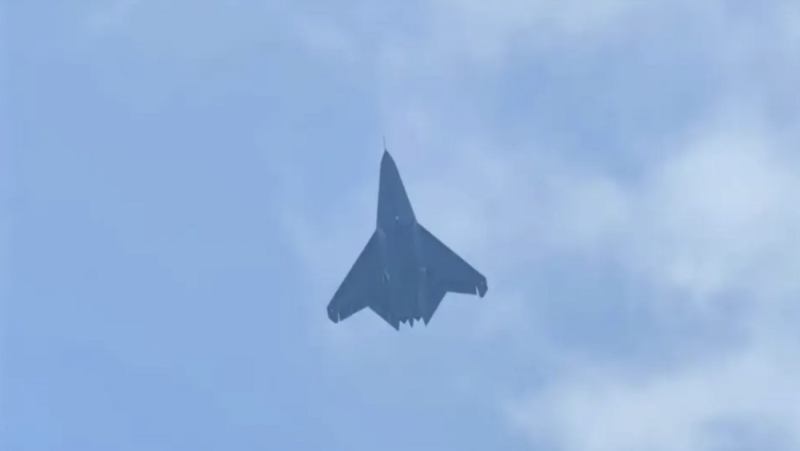  殲-50的兩個主要起落架之間，主彈艙被機身下腹中部的「腹溝」一分為二，意味著殲-50設置了兩個隱蔽的內部武器艙。 圖：翻攝自 國平視野 
