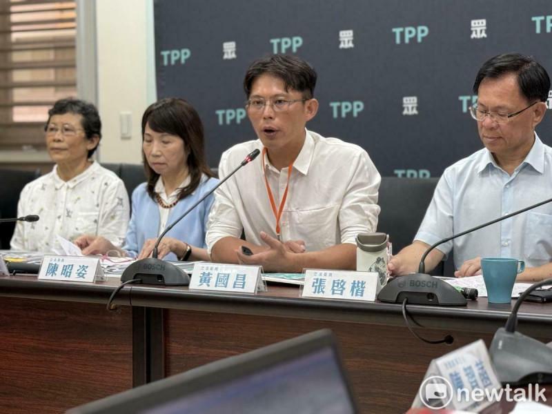 民眾黨團總召黃國昌（右2）、副總召張啓楷（右1）、幹事長陳昭姿（左2）、前立委陳椒華（左1）。   圖：周煊惠 / 攝