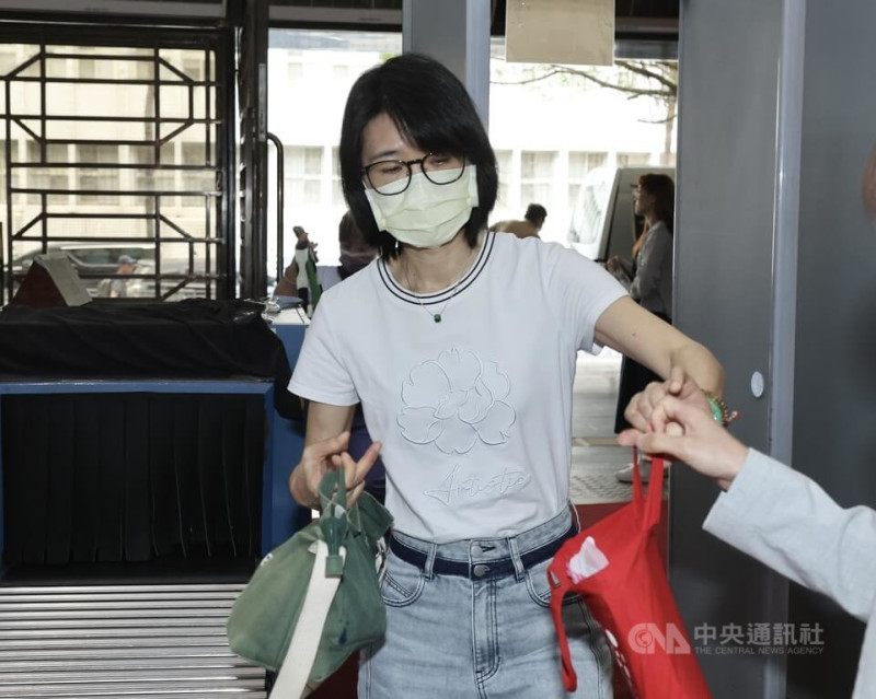 台北地方法院3日繼續審理京華城案，以證人身分傳喚前台北市都委會執行祕書邵琇珮到庭。中央社記者張皓安攝  114年6月3日   