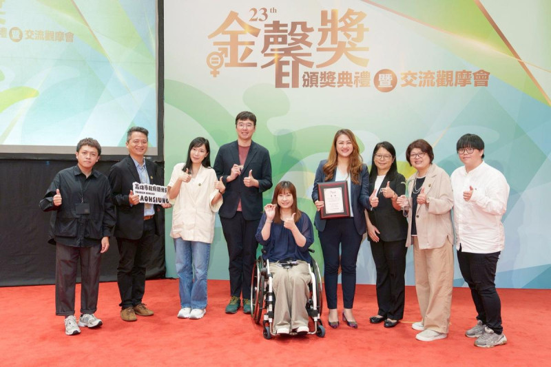 高雄市觀光局及社會局性平辦公室與金馨獎評審委員合影。   圖：高雄市觀光局/提供