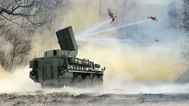 美國軍事網站《The Drive》旗下「War Zone」也指出,這次攻擊暴露出高價值軍用資產面對無人機威脅的嚴重漏洞。 圖:翻攝自 騰訊新聞