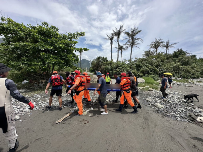 台東都歷海灘戲水遭浪捲走的高中生，經海陸空持續搜尋，由海巡署岸巡人員3日在北邊礁岩尋獲遺體，經家屬確認為溺水高中生。（海巡署東部分署第一三岸巡隊提供）中央社記者李先鳳傳真  114年6月3日   