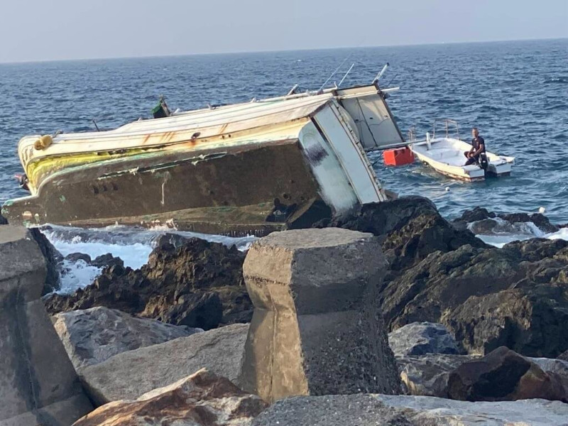 澎湖籍「龍富盛」漁船3日擱淺翻覆在花嶼東岸礁，71歲陳姓船長落海，救起時已無生命跡象，人船由海巡隊一併攜返馬公，報請檢警調查釐清意外事故原因。（澎湖第七岸巡隊提供）中央社   114年6月3日   
