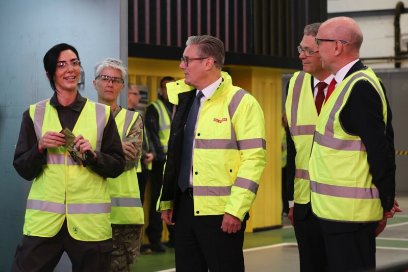英國首相斯塔默於當地時間 2 日前往貝宜系統工廠進行視察，英國政府也於當日發布最新版的國防戰略《戰略防禦評估報告書》。   圖：翻攝自 @Keir_Starmer X 帳號