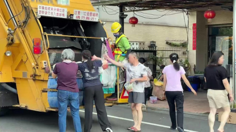 南投縣竹山鎮清潔隊收運垃圾時見民眾未確實分類，勸導反遭辱罵，隊員提告妨害公務等，清潔隊3日表示對情緒失控民眾依法處理，維護工作人員尊嚴與安全。圖非當事畫面。（民眾提供）中央社記者蕭博陽南投縣傳真 114年6月3日   