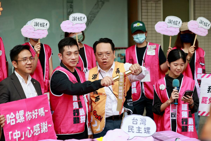 在經歷罷團幾日努力以及中選會昨日「校正回歸」後，罷免馬文君公民團體「All 罷馬」3日赴南投縣選委會補提3828份連署書。   圖：「ALL罷馬」團隊/提供