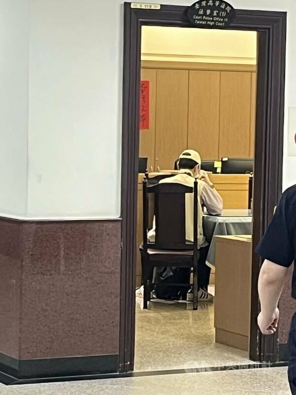 前消防署長黃季敏被控署長任內藉多起標案收賄、洗錢，二審判刑16年徒刑，高院裁定黃季敏（圖）3日起至115年2月18日施以電子手環監控及19日起限制出境8個月，訊後黃季敏於法警室等候手環設備廠商。中央社記者劉世怡攝 114年6月3日   