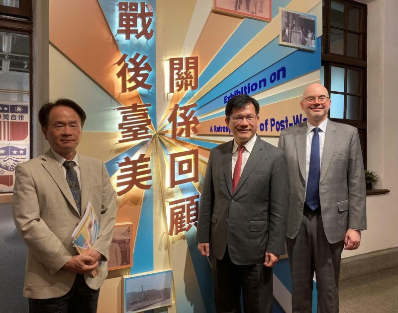 AIT處長谷立言(右)與外交部長林佳龍參觀國史館，由館長陳儀深(左)接待。   圖：國史館提供