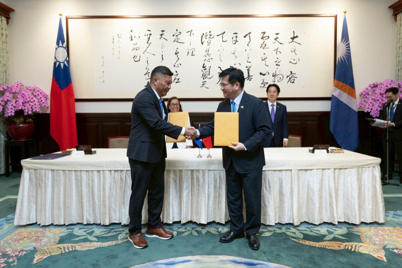 賴清德與海妮見證兩國簽署體育交流合作意向書及獎助學金基金備忘錄。 圖:總統府提供 賴清德與海妮見證兩國簽署體育交流合作意向書及獎助學金基金備忘錄。 圖:總統府提供