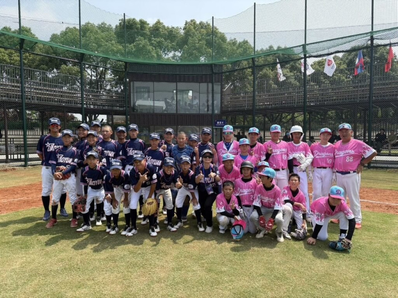 小馬少棒亞太區賽事桃園市隊代表台灣參賽，3日與東莞龍騰隊交手投打發揮，順利以19比0、4局拿下預賽3連勝。圖為賽後合影。（球隊提供）中央社記者謝靜雯傳真  114年6月3日   