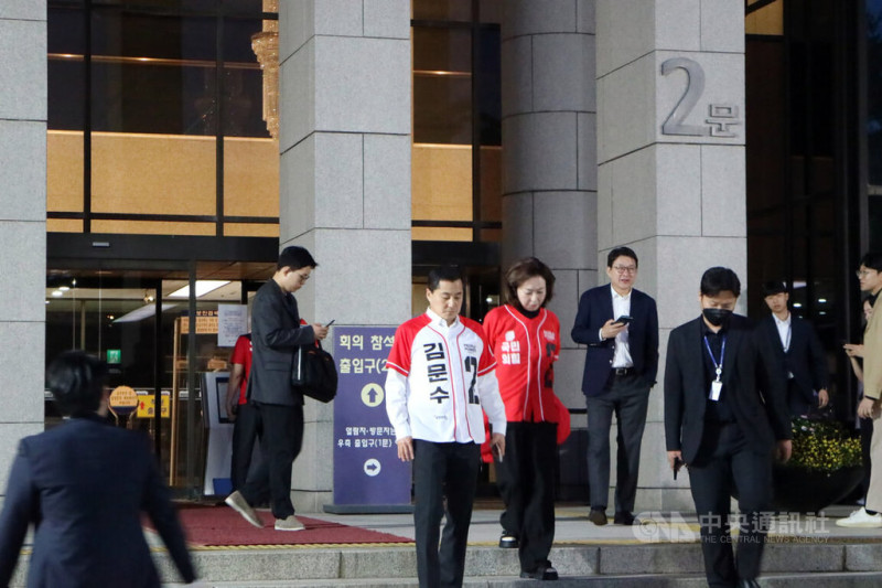 韓國總統大選,國民力量選情中心設於國會圖書館內。出口民調顯示共同民主黨候選人李在明勝出,國民力量黨內人士面色凝重地走出選情中心。中央社記者廖禹揚首爾攝 114年6月3日 圖:中央社提供