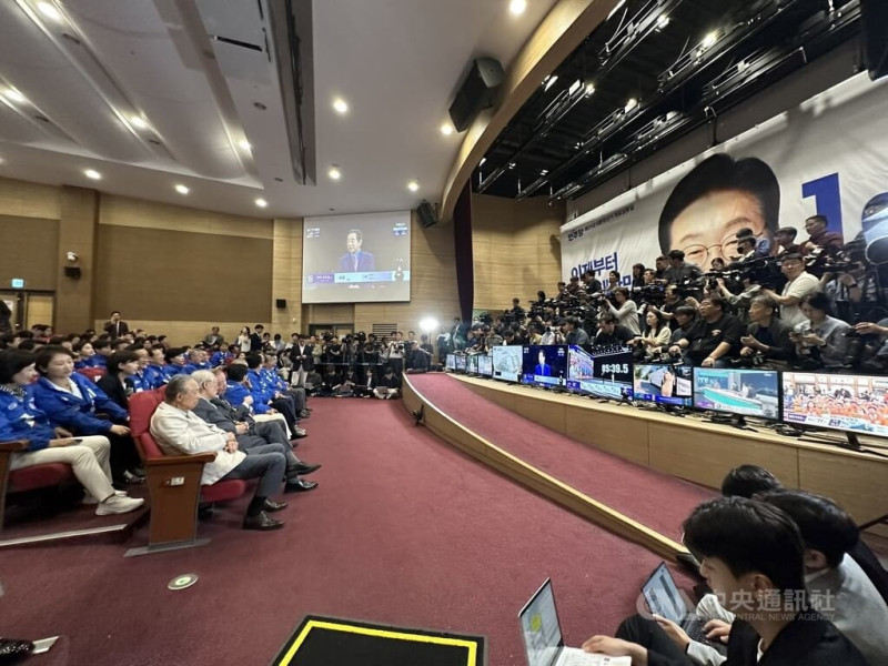 韓國大選投票結束,共同民主黨設於國會議員會館大會議室的選情中心,黨內人士聚集在此等候開票。中央社記者廖禹揚首爾攝 114年6月3日 圖:中央社提供