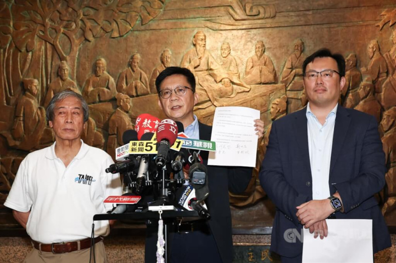 針對桌球小將葉伊恬參賽風波，教育部3日傍晚召開記者會，次長張廖萬堅（中）、體育署長鄭世忠（右）、桌球協會理事長趙重光（左）共同發表3點聲明。中央社記者翁睿坤攝  114年6月3日   