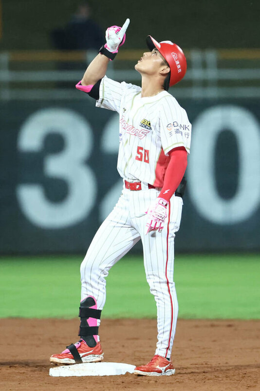 中華職業棒球大聯盟味全龍隊19歲外野手曾聖安（圖）3日回家鄉花蓮縣出賽，對富邦悍將隊單場2安2打點好表現，助龍隊以5比0搶勝，生涯首度獲選單場最有價值球員（MVP）。（味全龍提供）中央社記者謝靜雯傳真 114年6月3日   