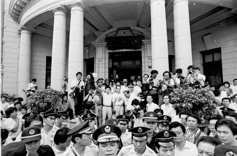 1988.8.9到監察院抗議焚毀雷震回憶錄。 圖:邱萬興提供 1988.8.9到監察院抗議焚毀雷震回憶錄。 圖:邱萬興提供