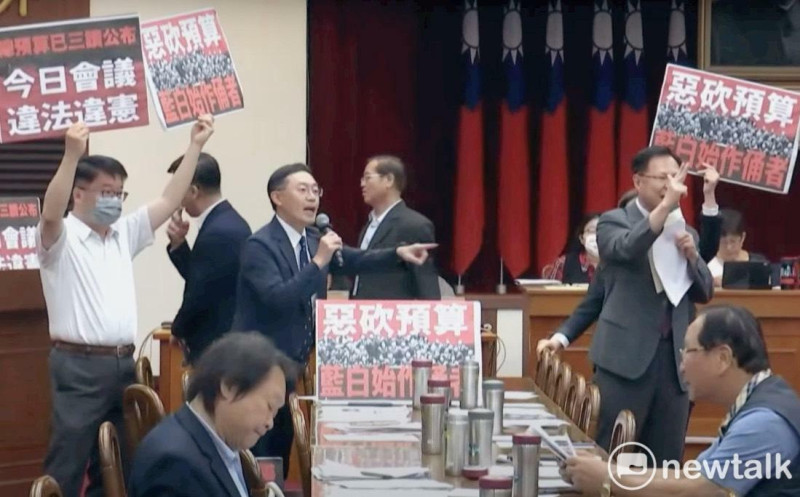 立法院財政委員會因審查補足地方補助款決議，藍綠白爆發衝突。   圖：金大鈞/攝