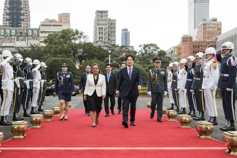 馬紹爾群島共和國總統海妮（Hilda C. Heine）伉儷來台國是訪問，總統賴清德3日以軍禮迎接時，現場突降大雨，兩國元首只能淋雨完成儀式。   圖：林佳龍臉書