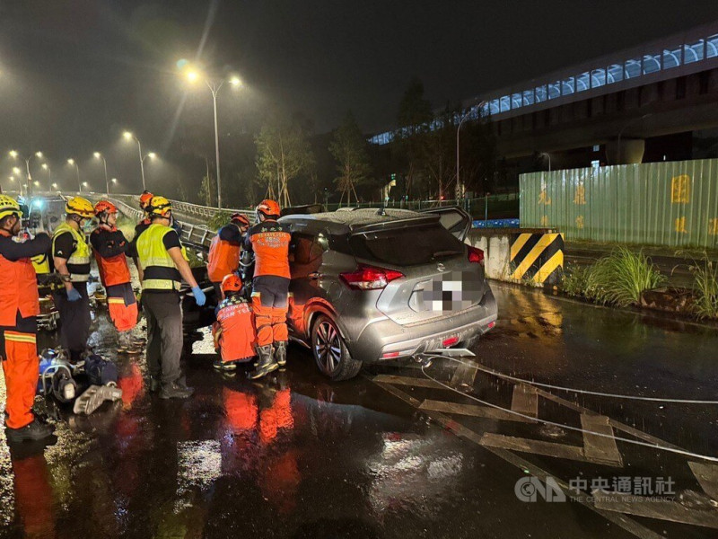 新北市一名76歲黃姓老翁4日凌晨駕車行經新店區新北環快道路往中安橋上橋處，自撞中安大橋護牆，送醫搶救後不治，警方表示，現場未聞到酒味，初判疑為黃姓老翁未注意車前狀況導致自撞，詳細肇事原因待調查釐清。（翻攝畫面）中央社記者趙敏雅傳真 114年6月4日   
