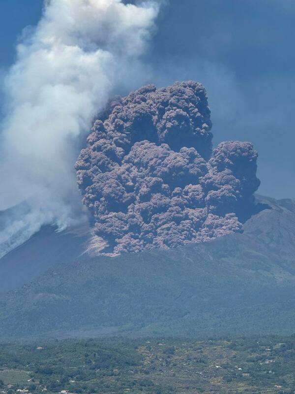 根據氣象單位與圖盧茲火山灰預警中心指出,火山灰高度一度達到約 6,400 公尺,引發航空「紅色警報」,雖然稍後降為「橙色」,但當局仍籲請旅客留意相關訊息。 圖:翻攝自X帳號@nexta_tv