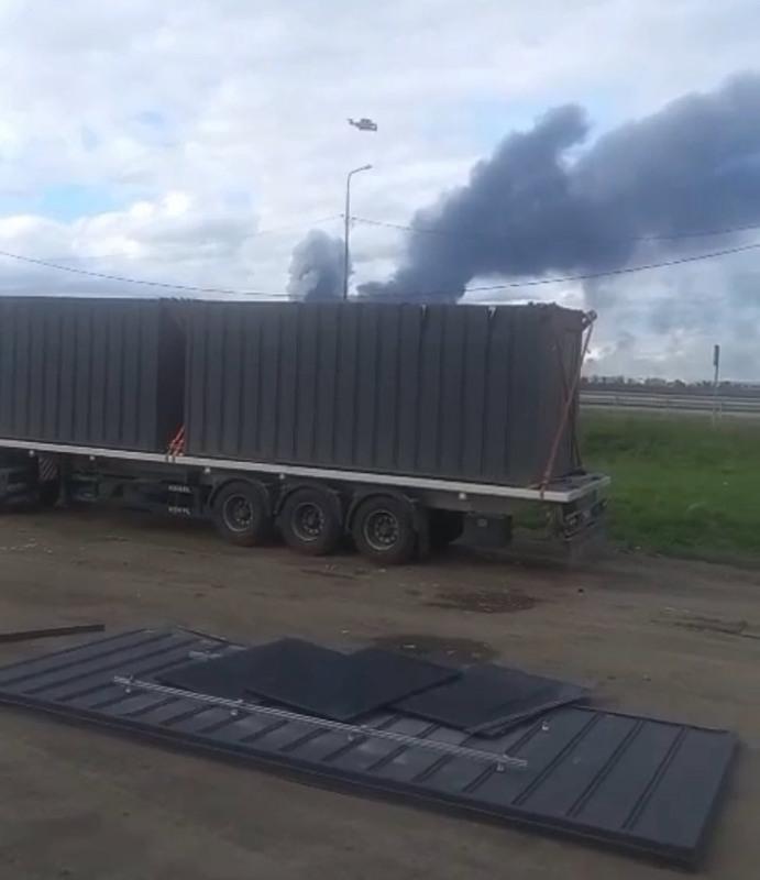 無人機發射竟源自多輛貨車車廂,而車輛駕駛本人對內情一無所知,疑似被「黑中介」操控。 圖:翻攝自 X