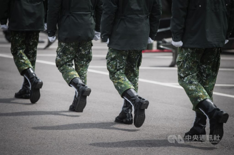 宮廟女主委李慧馨利用其宮廟與黑道組織背景，誘使現、退役軍人身著軍服，拿著五星旗拍攝投降的心戰影片。圖為示意圖。（中央社檔案照片）   