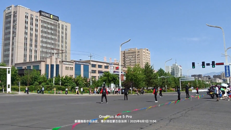 近期在中國新疆維吾爾自治區舉辦的一場自行車大賽中,出現工作人員「瞎指揮」導致第一、二名選手偏離賽道的事件,許多網友猜測前兩名選手被亂指揮的主要原因可能與「與主辦方沒關係」有關。 圖:擷取自 @igeekbb X 分享影片