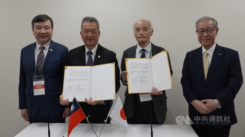 2025年日本國際無人機展4日在千葉縣開幕，台灣卓越無人機海外商機聯盟設台灣館參展，聯盟主席胡開宏（左2）與日本無人機產業振興協會副理事長千田泰弘在駐日代表李逸洋（左1）等的見證下簽合作備忘錄。中央社記者楊明珠千葉攝  114年6月4日   圖：中央社提供