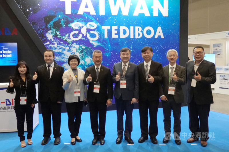 2025年日本國際無人機展4日在千葉縣開幕,台灣卓越無人機海外商機聯盟主席胡開宏(左4)領軍打造台灣館。駐日代表李逸洋(右4)表示,台日美無人機產業合作必能建立堅實的「非紅供應鏈」。中央社記者楊明珠千葉攝 114年6月4日 圖:中央社提供