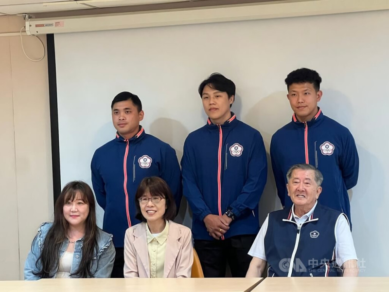 首屆東亞盃男子卡巴迪錦標賽26日至30日將在土城運動中心舉行，台灣隊以名古屋亞運培訓隊選手組成參加，教練林韋宏（後左）4日在記者會喊話，盼把冠軍留在台灣，選手代表章佳銘（後中）、張崇茂（後右）也出席。中央社記者陳容琛攝  114年6月4日   