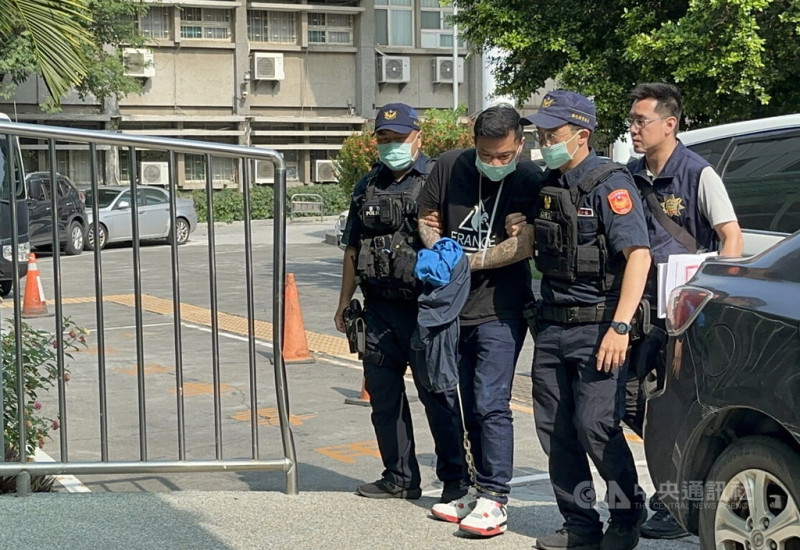前76行者召集人陳修將（左2）虐打女友致死判刑確定，逃亡遭通緝，5日初陳修將持辣椒水襲警拒捕，遭警方合力制伏。（中央社檔案照片）   