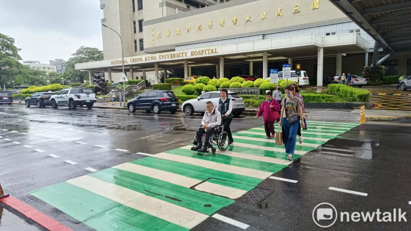 為提升成大醫院周邊交通安全，台南市議員蔡筱薇和慈光身障協會榮譽理事長何文讚等人積極爭取於北區與東區交界的成大醫院門診大樓與住院大樓之間的重要路口，設置紅綠燈號誌。   圖：黃博郎／攝