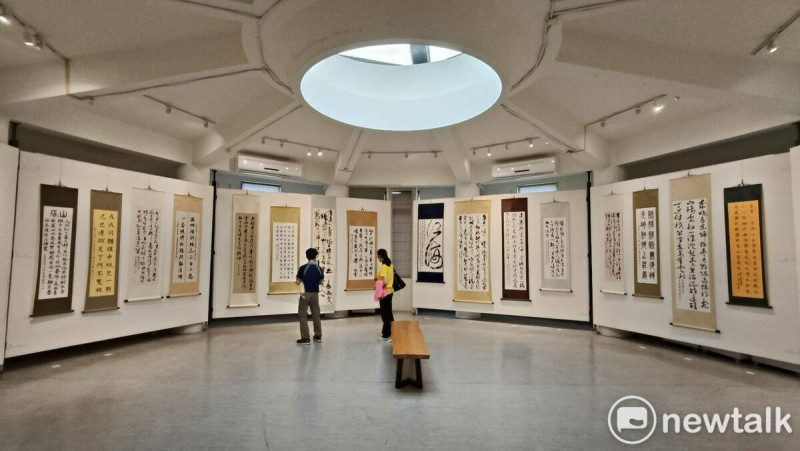屏師校友自6/5至6/26在明宗書法藝術館舉辦聯展，參展者皆累積數十年之書寫功力，揚名於書法界，此次展覽內容多以彰顯屏師精神及屏東在地文化為主，展品多元而各見風貌，精彩可期。   圖：黃博郎／攝