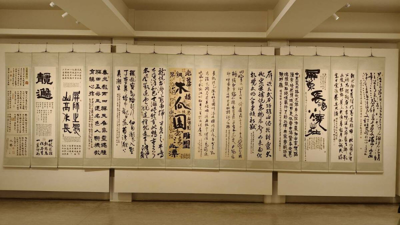屏師校友自6/5至6/26在明宗書法藝術館舉辦聯展,參展者皆累積數十年之書寫功力,揚名於書法界,此次展覽內容多以彰顯屏師精神及屏東在地文化為主,展品多元而各見風貌,精彩可期。 圖:黃博郎/攝