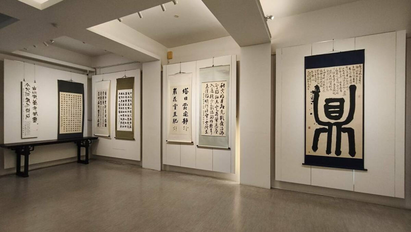 屏師校友自6/5至6/26在明宗書法藝術館舉辦聯展,參展者皆累積數十年之書寫功力,揚名於書法界,此次展覽內容多以彰顯屏師精神及屏東在地文化為主,展品多元而各見風貌,精彩可期。 圖:黃博郎/攝