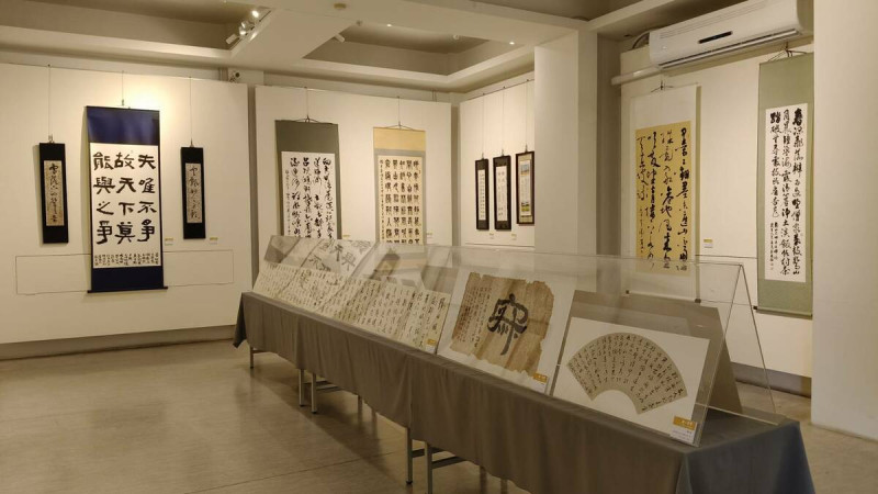 屏師校友自6/5至6/26在明宗書法藝術館舉辦聯展,參展者皆累積數十年之書寫功力,揚名於書法界,此次展覽內容多以彰顯屏師精神及屏東在地文化為主,展品多元而各見風貌,精彩可期。 圖:黃博郎/攝