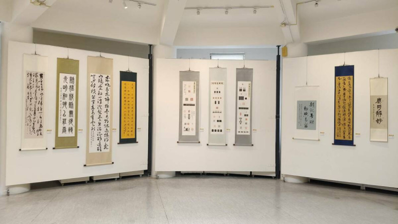 屏師校友自6/5至6/26在明宗書法藝術館舉辦聯展,參展者皆累積數十年之書寫功力,揚名於書法界,此次展覽內容多以彰顯屏師精神及屏東在地文化為主,展品多元而各見風貌,精彩可期。 圖:黃博郎/攝