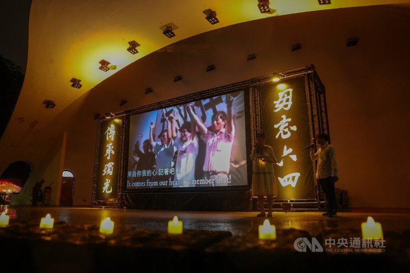 在台港人團體4日晚間選在台北228和平公園舉行燭光晚會,現場點亮燭光,主持人引領群眾以歌聲一同悼念六四天安門事件。 圖:中央社