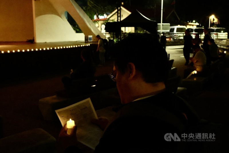 在台港人4日晚間在台北二二八和平公園舉辦六四燭光晚會。圖為民眾手持燭光為六四死難者默哀。 圖:中央社